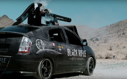 Gắn súng máy cho Toyota Prius, có thể đốt 180.000 USD/phút