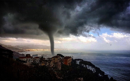 Vòi rồng nhấc bổng hàng chục container ở bờ biển Italy