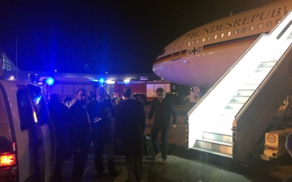 Máy bay chở Thủ tướng Đức Merkel hạ cánh khẩn