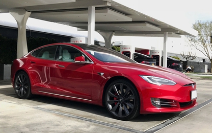 Bật chế độ Autopilot rồi ngủ, lái xe Tesla bị cảnh sát tóm gọn