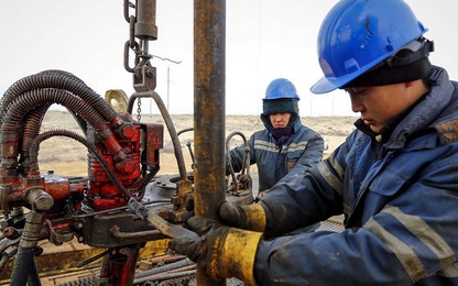 Sụt giảm mạnh, giá dầu rớt xuống dưới 50USD/thùng