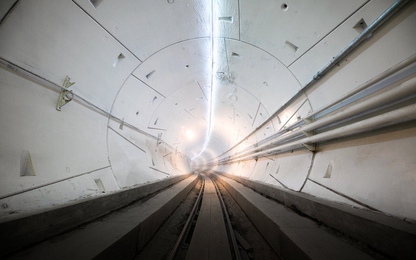 Elon Musk ra mắt đường hầm đầu tiên của Công ty Nhàm chán