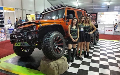 "Hàng khủng" Jeep Wrangler độ 6 bánh 3 cầu, máy Challenger Hellcat 707hp