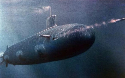 Tại sao nước không tràn vào khi tàu ngầm bắn ngư lôi?