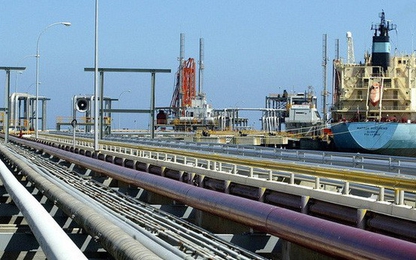 Thị trường dầu xáo trộn khi Mỹ chính thức trừng phạt Venezuela