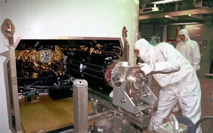 Vì sao tàu vũ trụ bay cả trăm năm không hết nhiên liệu?