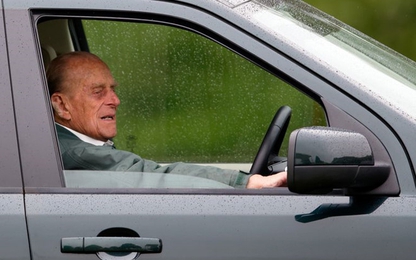 Hôn phu Nữ hoàng Anh từ bỏ bằng lái sau khi gây tai nạn