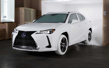 Lexus UX lạ mắt trong bộ lốp Nike trắng muốt