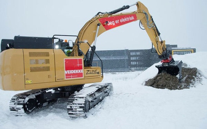 Máy xúc chạy hoàn toàn bằng điện, có cục pin nặng 3,4 tấn