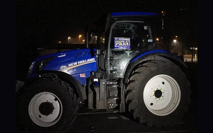 Nông dân bị cảnh sát bắt vì mang máy kéo đi đua