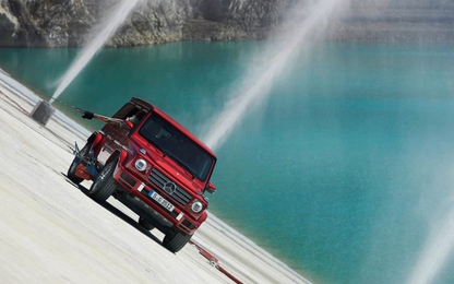 Thót tim xem Mercedes G-Class 2019 đi nghiêng như muốn lật nhào