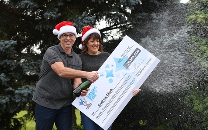 Trúng số độc đắc, người thợ xây tậu liền 6 siêu xe