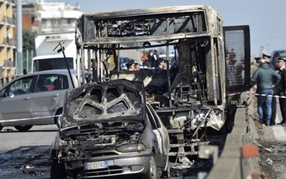 Tài xế bắt cóc 51 trẻ em Italy, đốt xe buýt