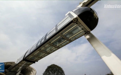 Trung Quốc ra mắt đoàn tàu trong suốt treo lơ lửng, chạy bằng pin lithium