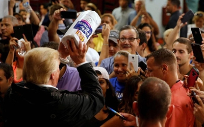 Thăm Puerto Rico, ông Trump ‘nói về dùng vali hạt nhân với Triều Tiên'