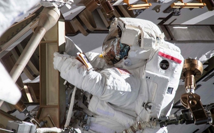 Hai nữ du hành "bị từ chối" ra ngoài không gian vì... thiếu trang phục