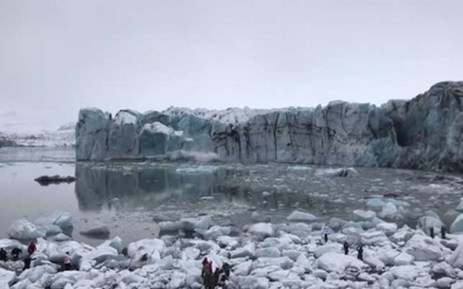 Băng tan tạo ra đợt sóng khổng lồ suýt cuốn trôi du khách