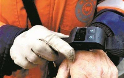 Công nhân Trung Quốc bị đeo vòng theo dõi, nhắc nhở làm việc