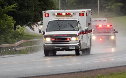 Xe cứu thương Mỹ đụng ổ gà, tim bệnh nhân đập trở lại