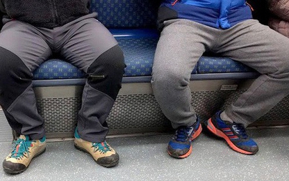 Trung Quốc: Ngồi dạng chân trên tàu sẽ bị trừ điểm tín dụng xã hội