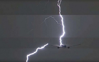 Tại sao máy bay hay bị sét đánh trúng?