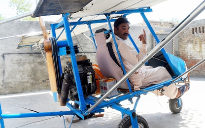 Xôn xao chuyện người đàn ông bán bắp rang, tự chế máy bay