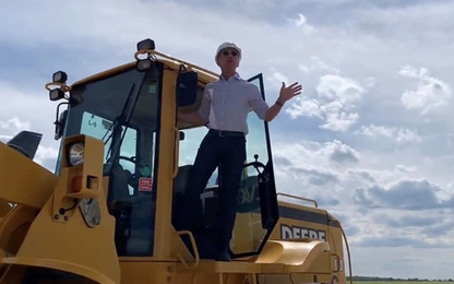 Jeff Bezos lái máy ủi khởi công sân bay 1,5 tỷ USD của Amazon