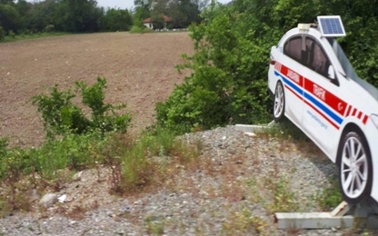 Dựng mô hình xe cảnh sát để cảnh báo ‘ma tốc độ’