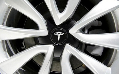 Xe Tesla Model S bất ngờ bốc cháy tại bãi đỗ xe ở Hồng Kông