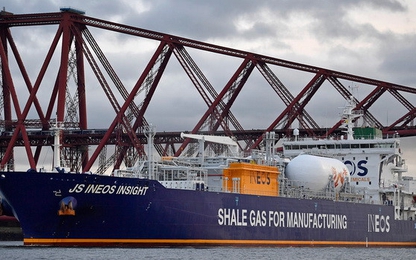 Giá dầu sụt giảm mạnh khi dự trữ quá dư thừa