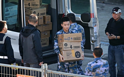 Tàu chiến Trung Quốc thăm Australia, binh sĩ tranh thủ mua sữa công thức