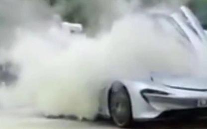 Siêu xe 2,3 triệu USD bốc khói nghi ngút ở trạm xăng khi chạy thử