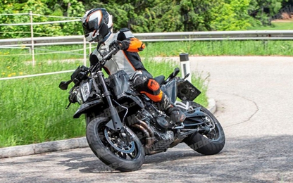 Muốn đấu Ducati Hypermotard 950, KTM sắp tung ra siêu supermoto 790 SMC?