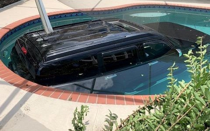 Tài xế đạp nhầm chân ga, ôtô lao thẳng xuống hồ bơi