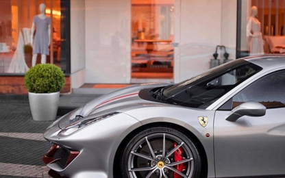 Ferrari 488 GTB với chi tiết carbon đỏ nổi bật trên nền sơn bạc