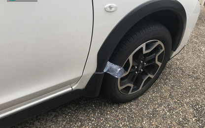 Làm gì khi thấy chai nhựa rỗng kẹp giữa lốp và thân xe