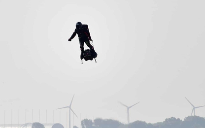 'Người bay' Pháp rơi xuống eo biển Manche trong lúc bay sang Anh