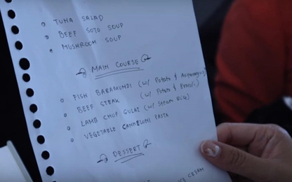 YouTuber đối mặt án tù vì đăng ảnh thực đơn viết tay trên máy bay