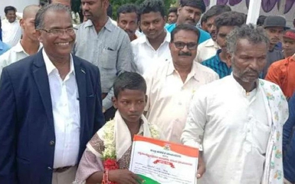 Cậu bé 12 tuổi dẫn đường cho xe cấp cứu vượt dòng nước lũ