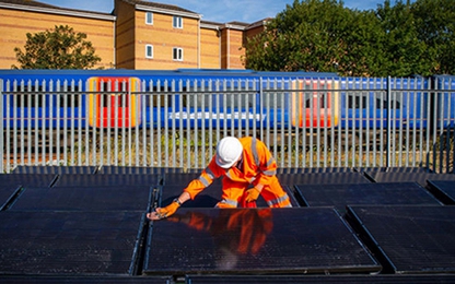 Anh thử nghiệm đường tàu năng lượng mặt trời đầu tiên trên thế giới