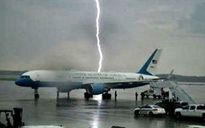 Ông Trump hồ hởi khoe ảnh Không lực 1 suýt trúng sét