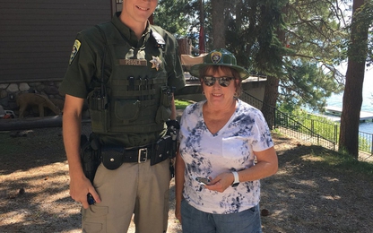 Bà lão dùng máy sấy tóc làm "súng bắn tốc độ" răn đe phương tiện