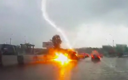 Khoảnh khắc hai tia sét đánh trúng ô tô trên đường