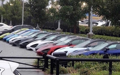 Dàn siêu xe McLaren ngập trong nước lũ