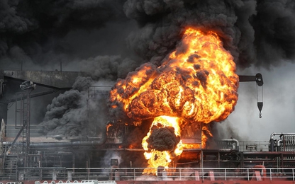 Nổ hai tàu chở dầu ở Hàn Quốc, 10 người bị thương