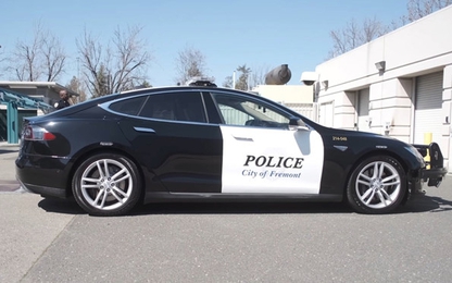 Đang truy bắt tội phạm, xe cảnh sát Mỹ chịu thua vì hết điện