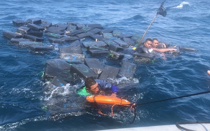 Thuyền buôn ma túy bị chìm, nghi phạm phải bám vào hàng để sống