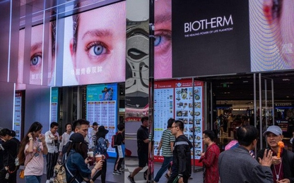 Dân Trung Quốc siết hầu bao, thế giới lao đao