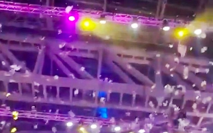 Tỷ phú Nga trút mưa tiền khiến đám đông đua nhau nhặt