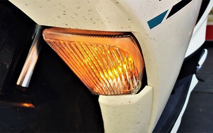 Vì sao đèn xi nhan lại có màu da cam?